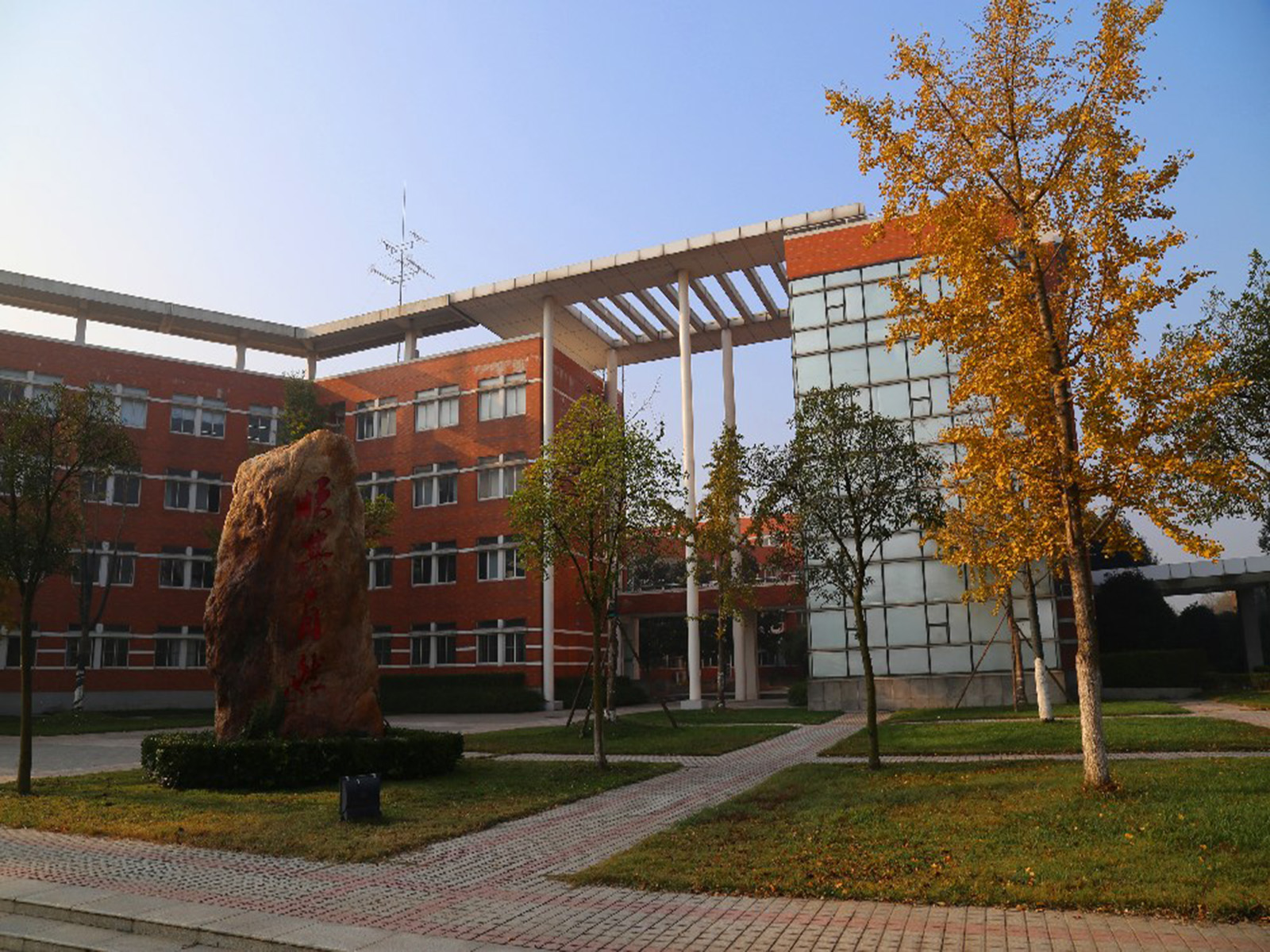  p>南京外国语学校(nanjing foreign language school),简称"南外"