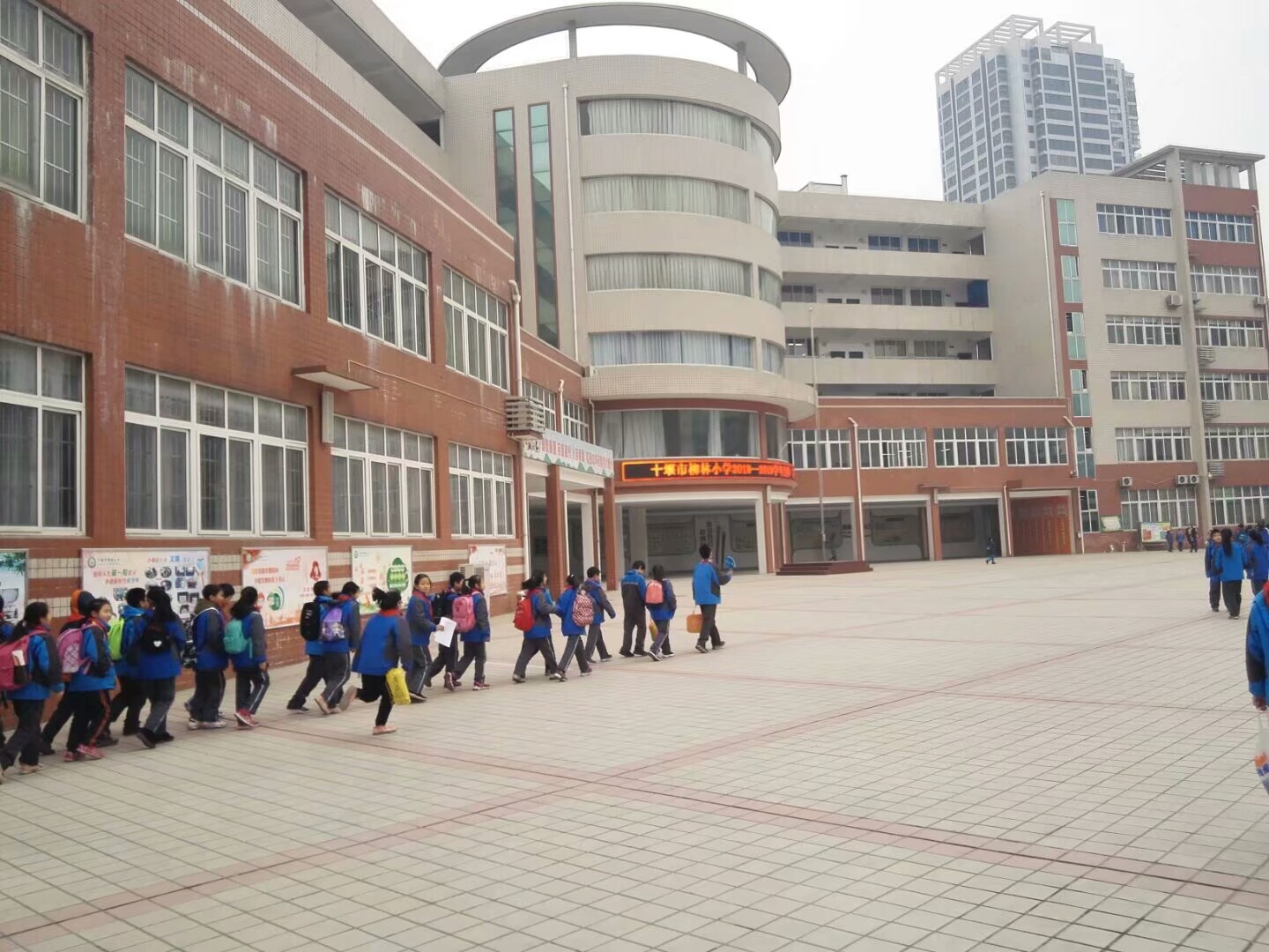  p>十堰市柳林小学(本部)位于北京北路,创建于1991年,是当时为解决