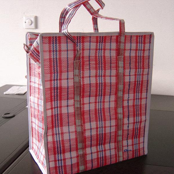  p>编织袋,又称蛇皮袋.