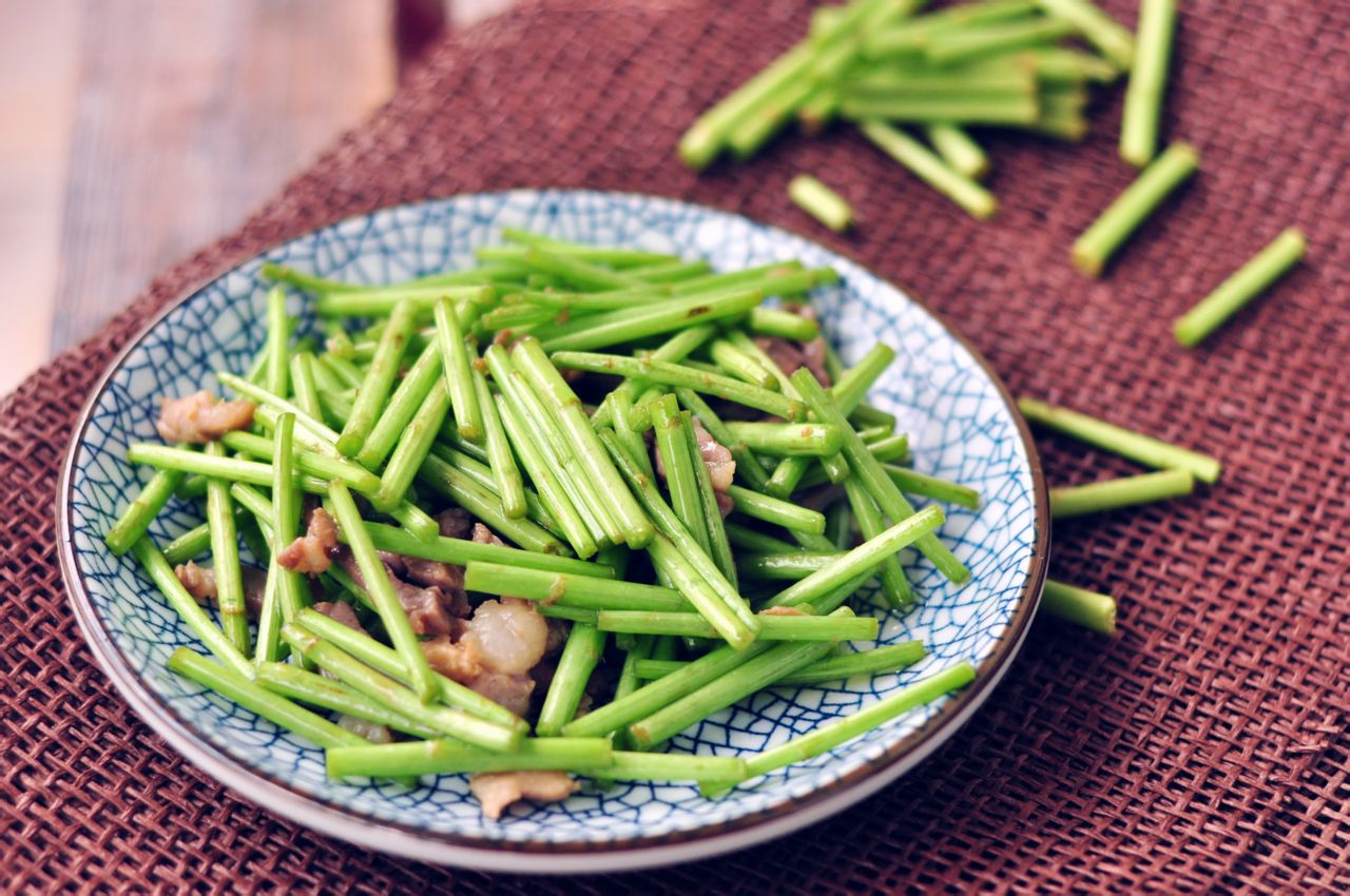 咸肉炒芦蒿