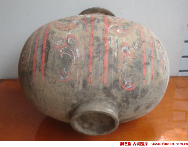 器呈唇口,短颈,圈足,腹呈横向长椭圆状.初为战国时期秦国