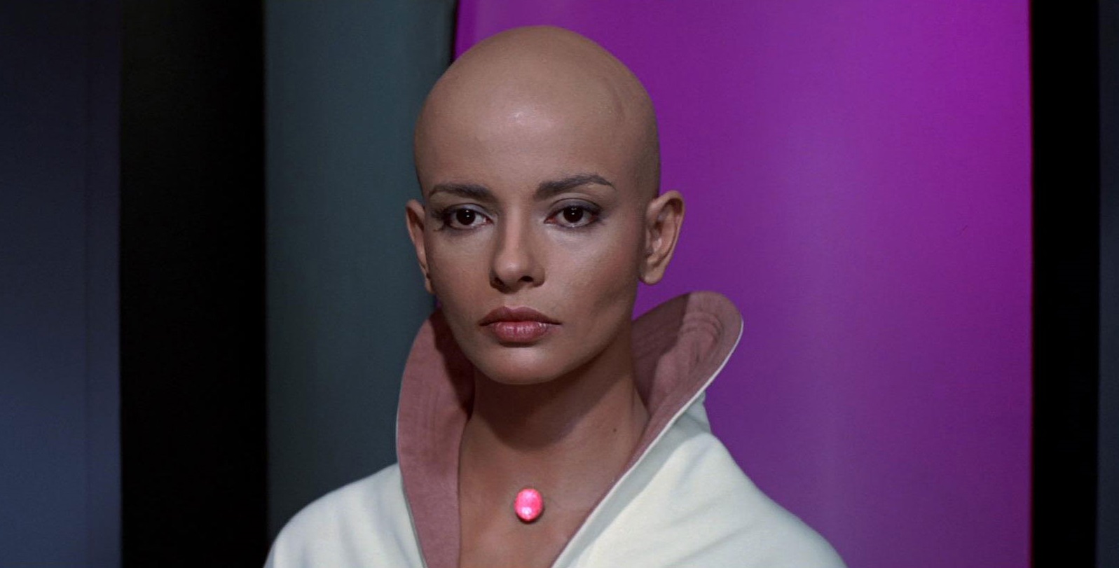 女演员,出生于孟买,曾获土星奖最佳女主角奖提名