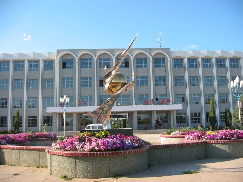  p>阿荣旗第二中学1971年建校,学校有教职工154名,在校生1360名,教学