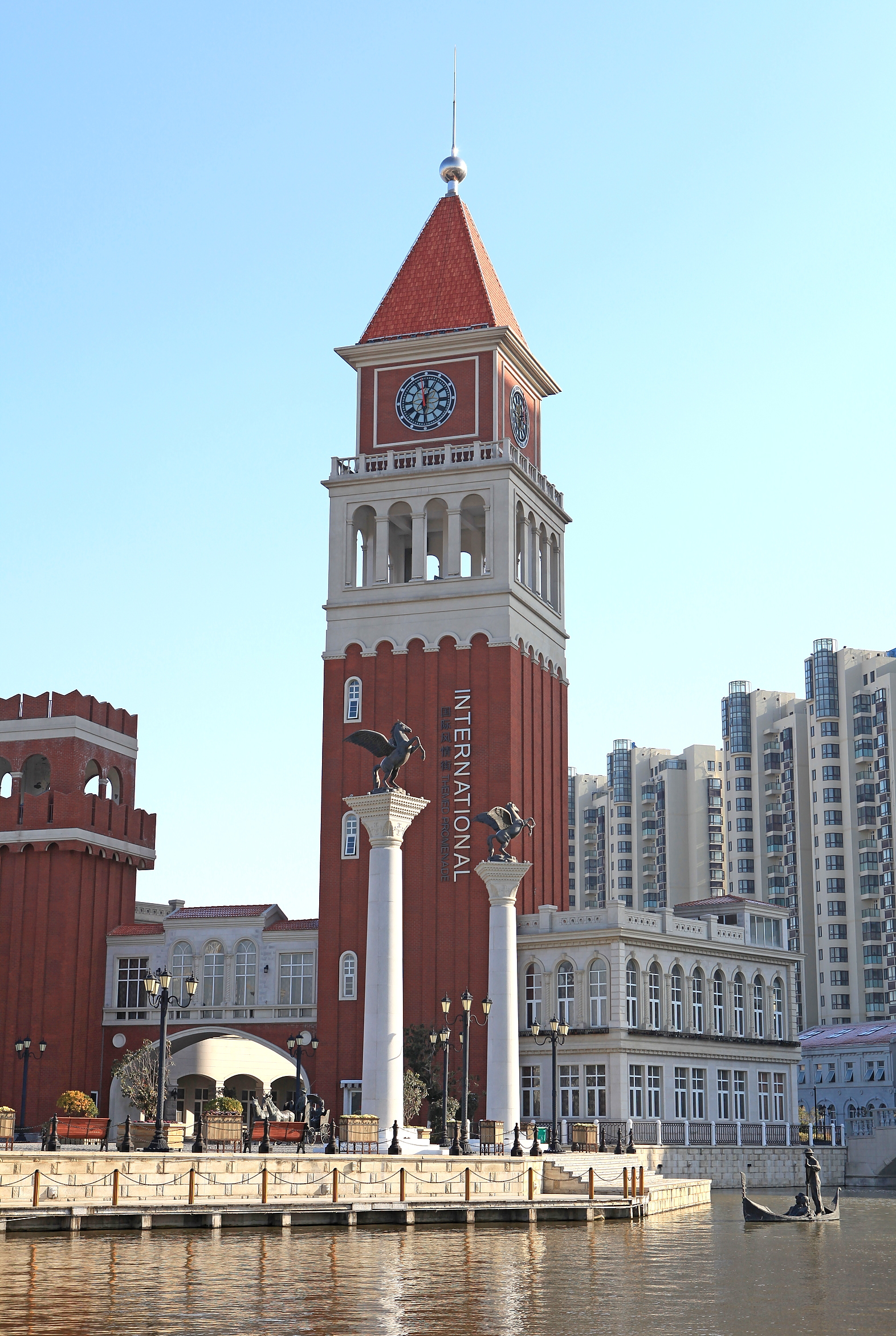  p data-id="gnaodew39r">欧洲风情街位于盐城市盐南高新区聚龙湖中心