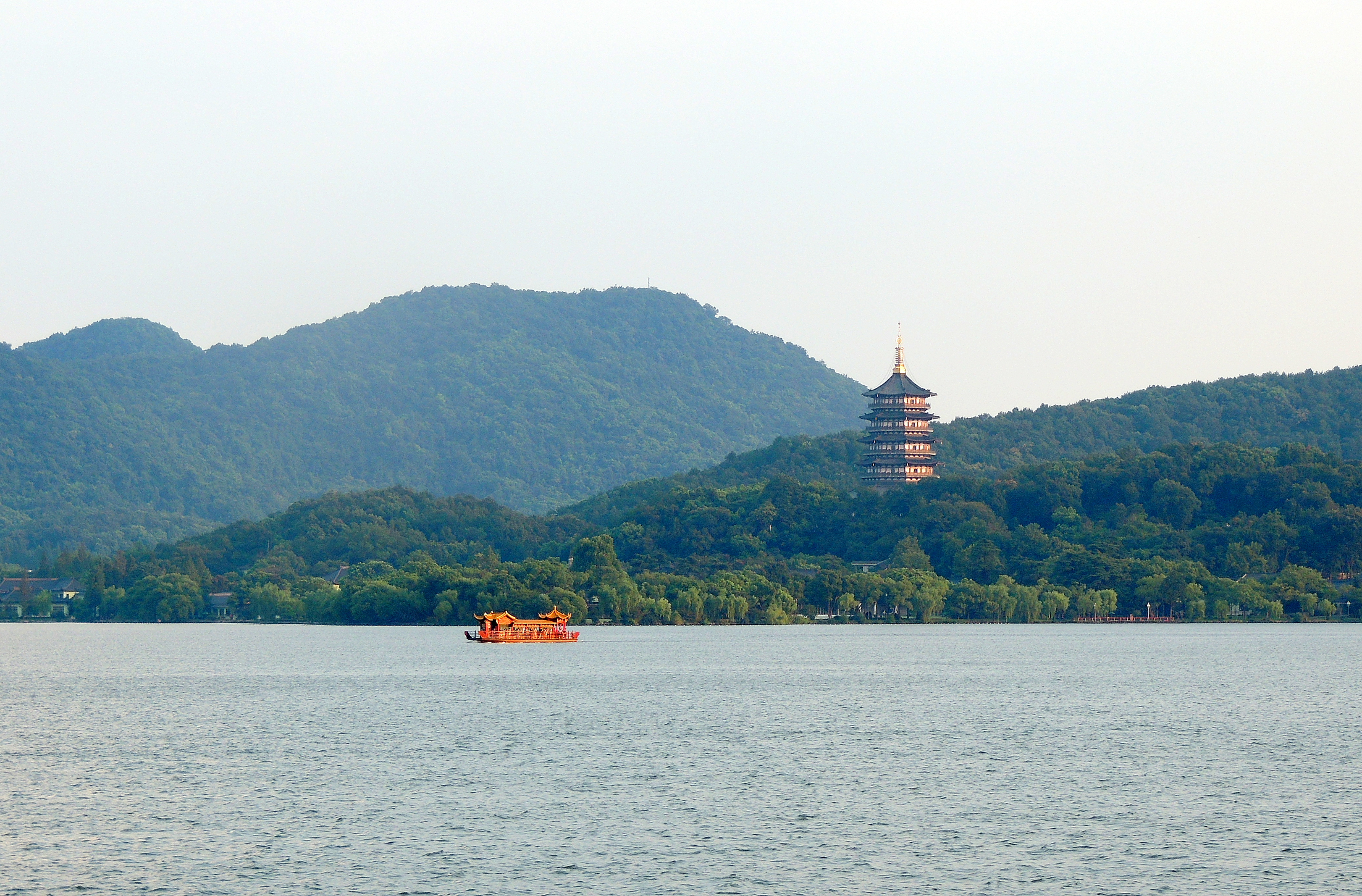 data-lemmaid="4668821">西湖历史上四大古刹之一,中国著名寺院