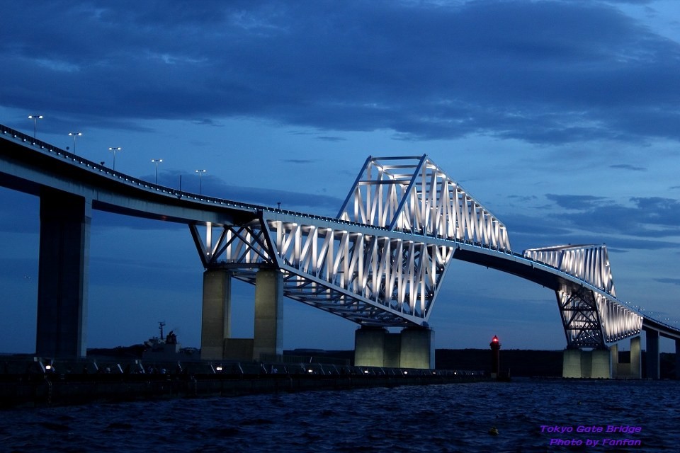  p>京门大桥是为了缓解东京湾地区交通拥堵而建设的跨海大桥.