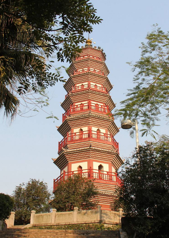 阜峰文笔是指山顶上的阜峰文塔, 它建于明代万历36年(公元1608年)