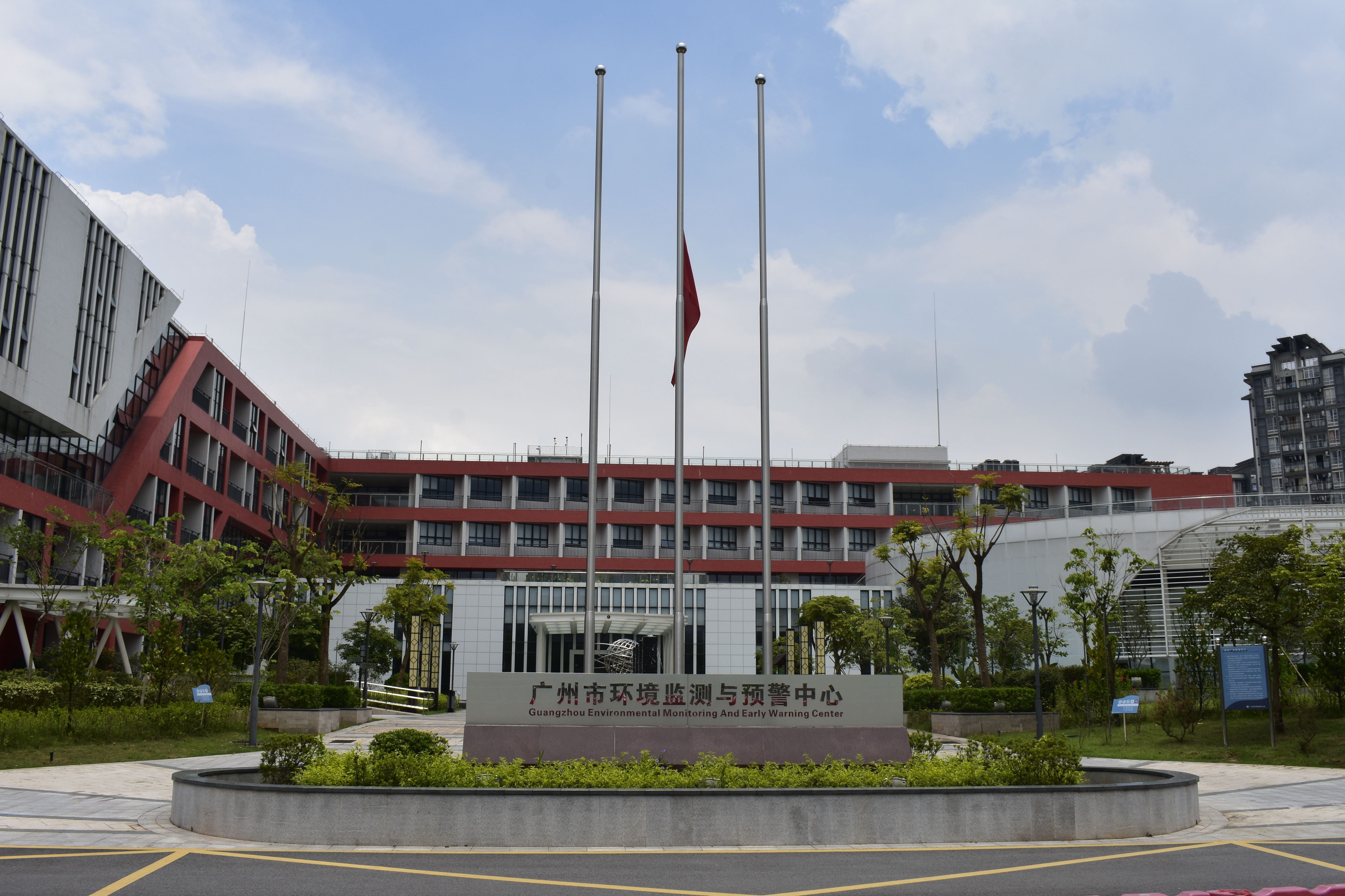  p>广州大学城,位于广东省广州市番禺区小谷围街道,城区分布在珠江