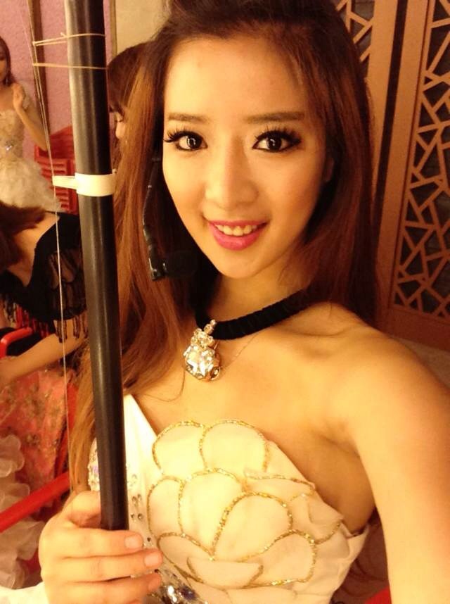  p>许慧,女,生于江苏南京,新十大二胡演奏家.