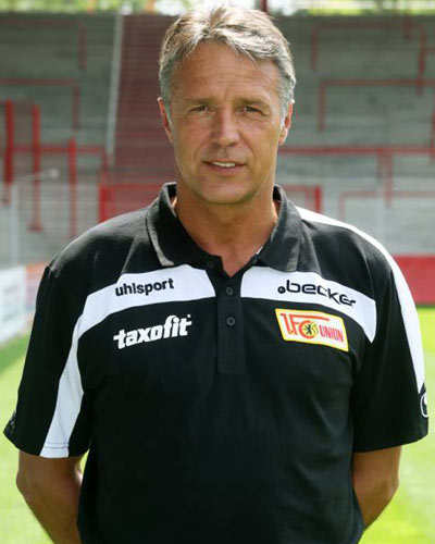  p>乌韦·诺伊豪斯(uwe neuhaus),已退役的德国足球运动员,足球教练.