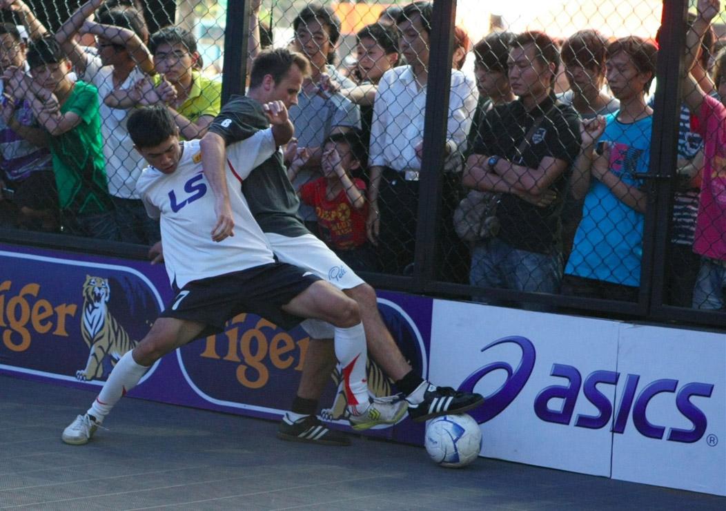 w">街头足球又称为 a target="_blank" href="/item/花式足球/886853"