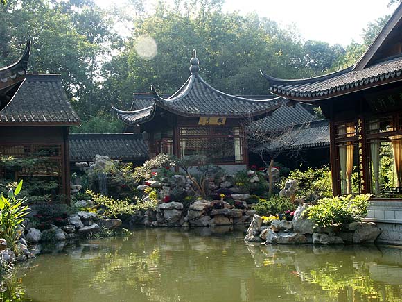 魏庐(又名惠庐)现位于 a target="_blank" href="/item/花港观鱼