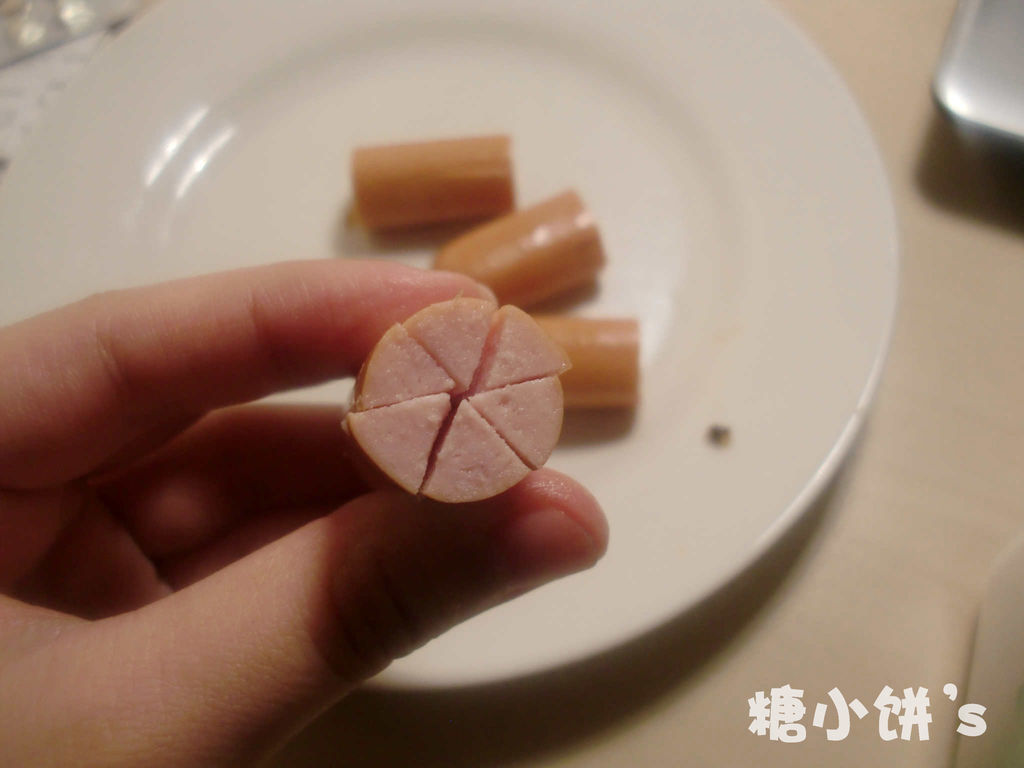  p>轻松熊便当是一道菜品,主料是米饭,冻豌豆,鸡蛋,干鲍鱼边,火腿肠