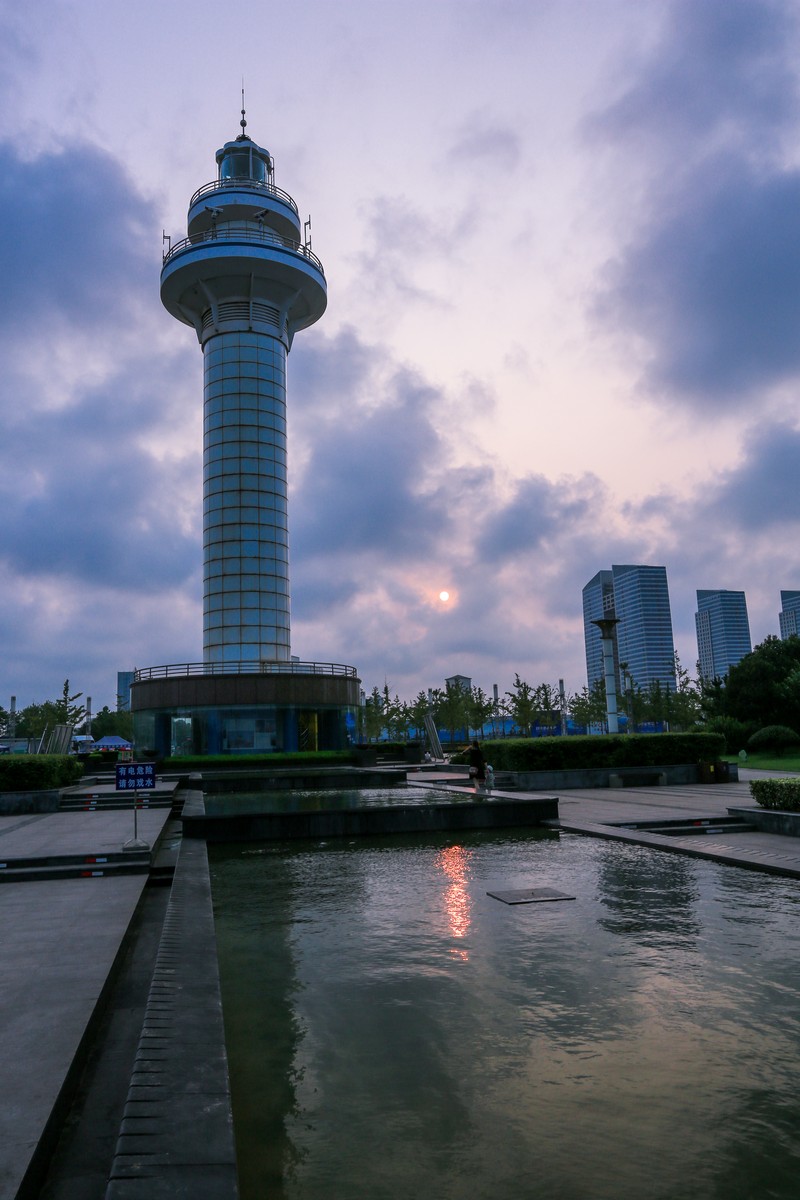  p>日照灯塔广场因灯塔而得名,广场上沙地,草坪,雕塑相互映衬,娱乐