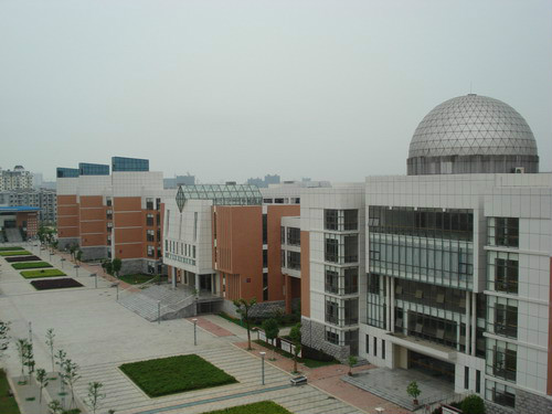 2 middle school)简称"南昌二中",是首批江西省示范普通高中,也是江西