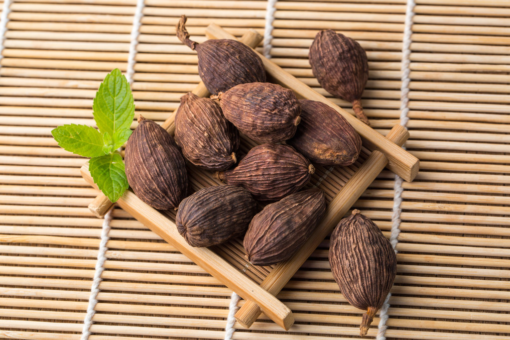  p>草果(学名: i>amomum tsaoko /i> crevost et lemarie)是姜科,豆蔻