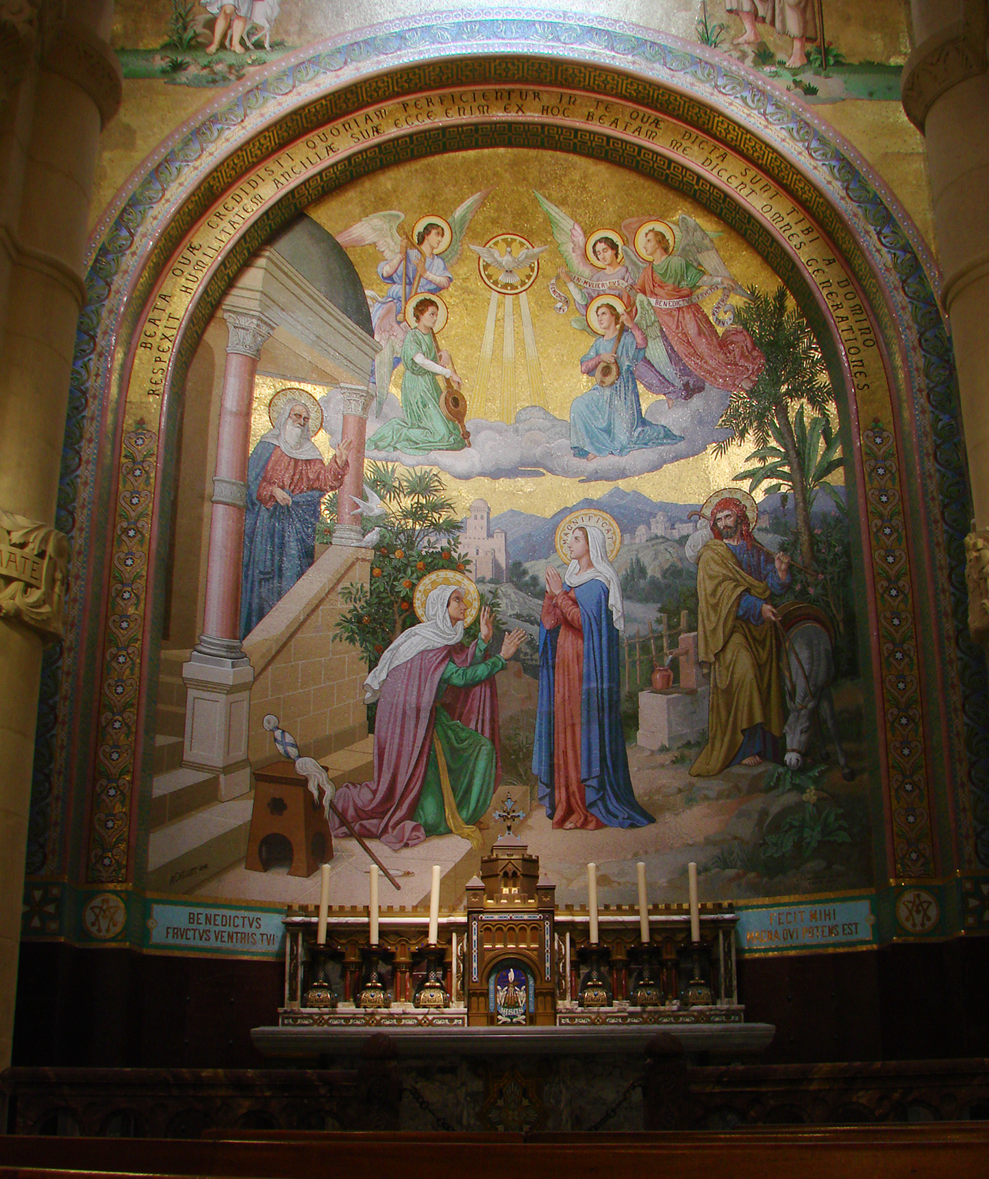  p>露德圣母洞是天主教的一方圣地,教内称之为露德圣母山,当地习惯