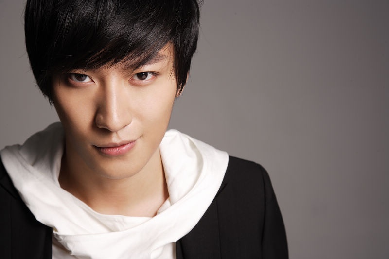  p>乔任梁 i>(1987年10月15日-2016年9月16日) /i>,出生于上海市,中国