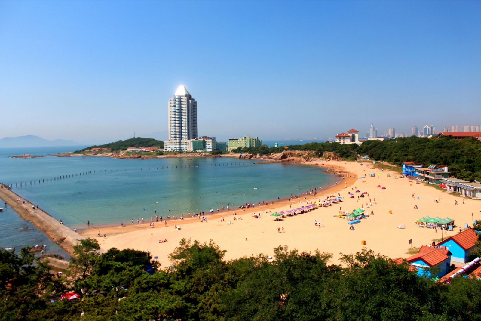  p>青岛第二海水浴场也叫"太平角海水浴场",与八大关别墅区相邻的一处