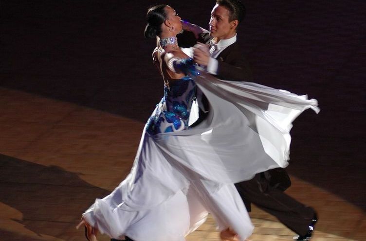 俗称快三步﹐摩登舞项目之一,是社交舞的一种. /p>