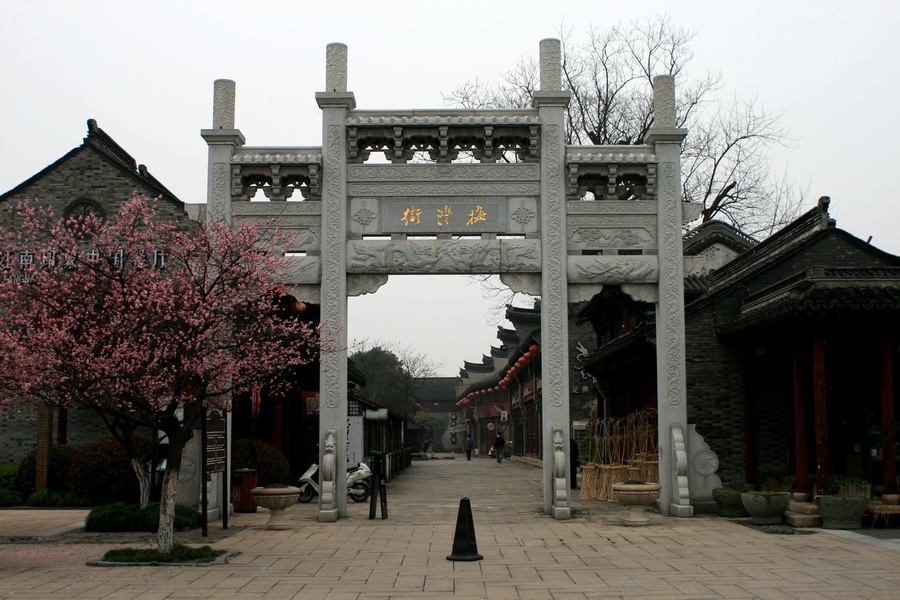  p>梅湾街位于嘉兴市区的一条老街,现在已经装饰一新了,以前的时候是
