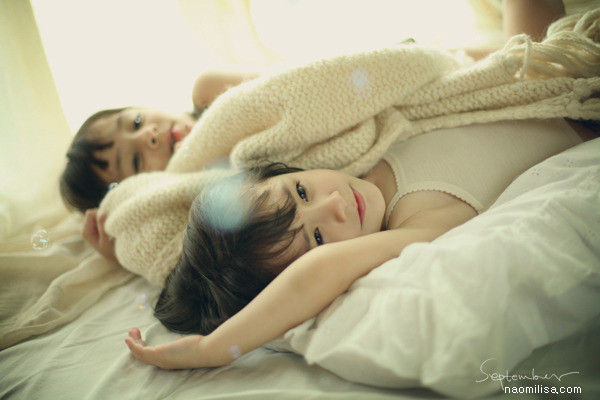  p>娜奥美和丽莎,一对可爱的美韩混血双胞胎,分别是naomi(中文:娜奥美