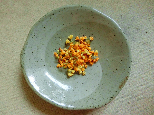  p>飘香桂花糖是由桂花,白砂糖等主要食材制作的一道甜品. /p>