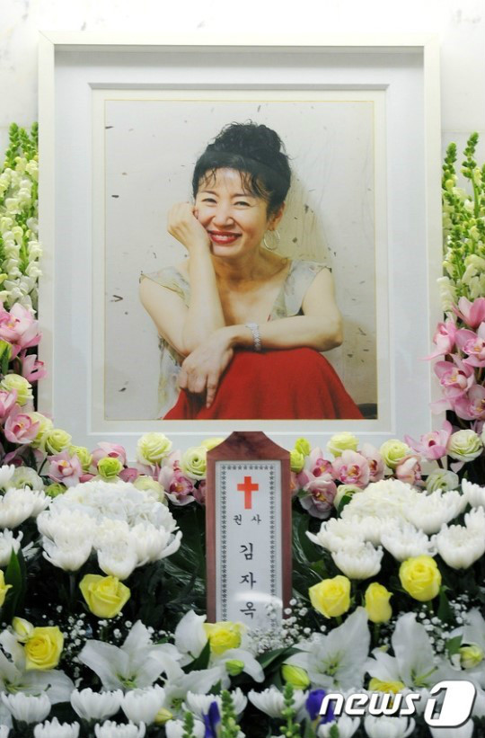  p data-id="gnxb1ivf2x">金慈玉