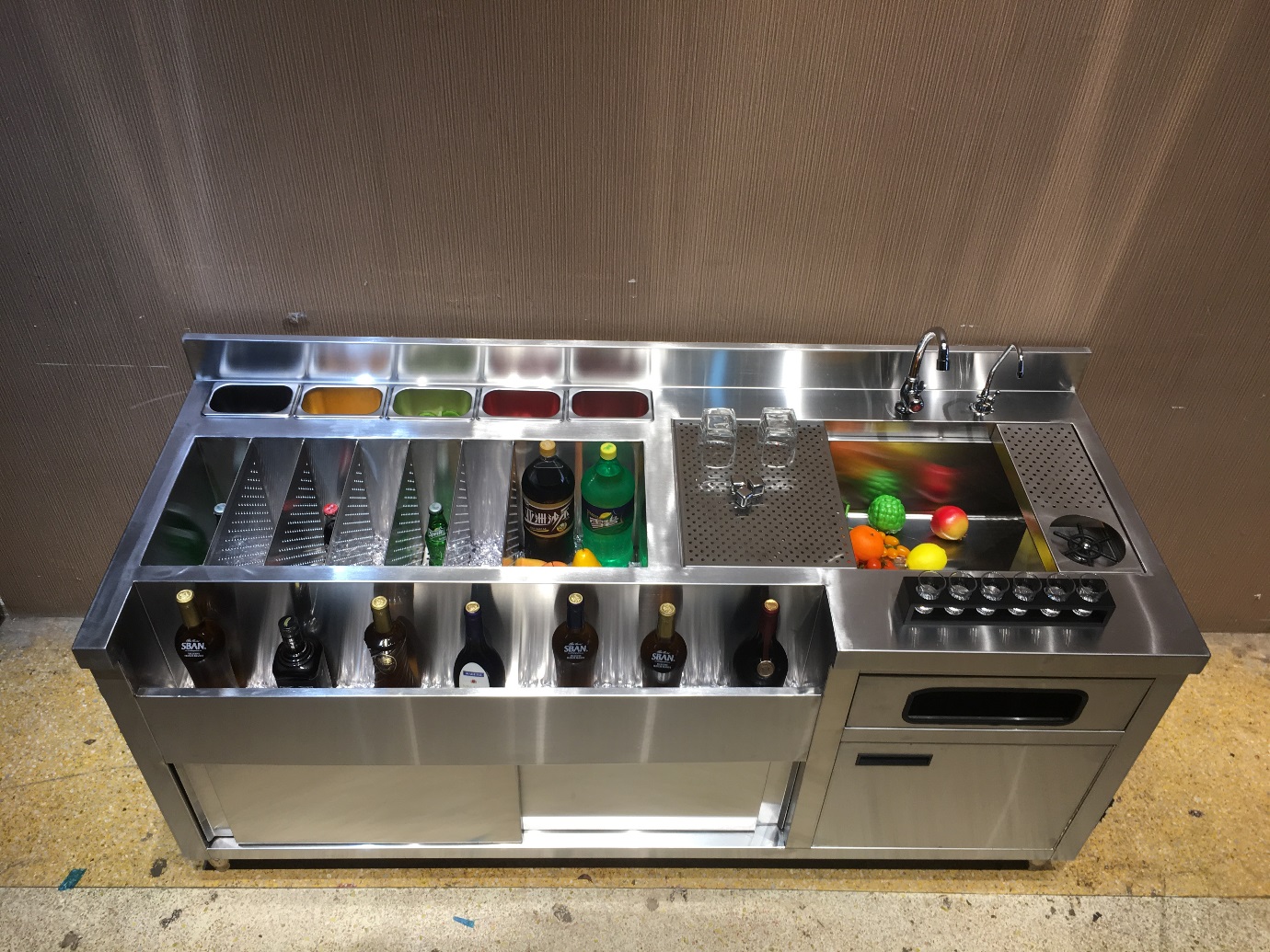 台",简称"调酒台",是专门给酒吧调酒师用于调制酒水用的专业工作台