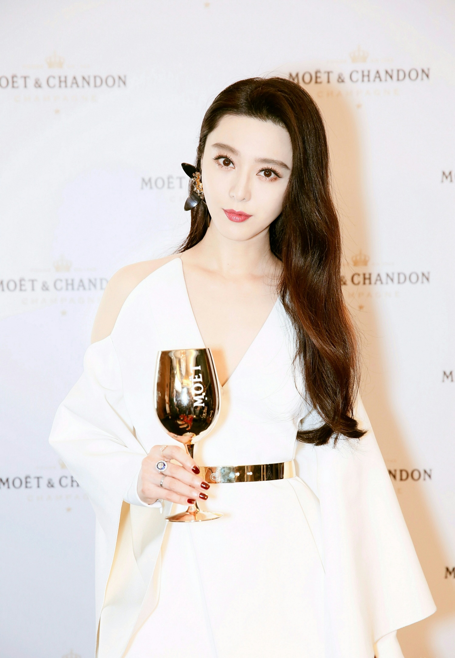  p>范冰冰,1981年9月16日出生于山东青岛,华语影视女演员,制片人,歌手