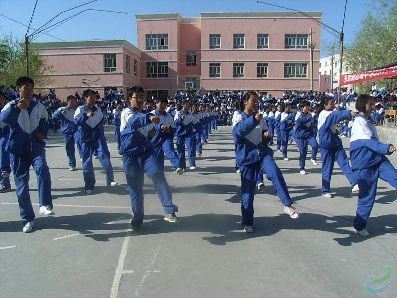 gnb7rlbtz5">新疆兵团芳草湖第一中学,又叫芳草湖总场中学,芳草湖一中