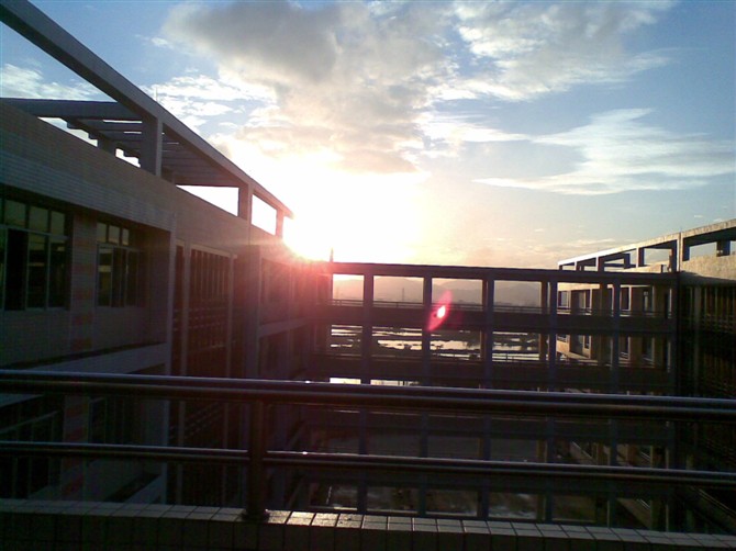  p>揭东区蓝田中学老校区位于新亨镇老镇区内,占地只有16亩.