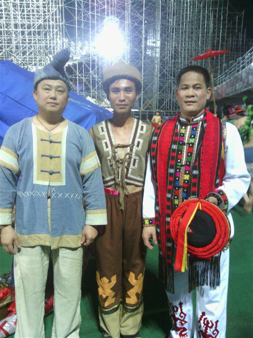  p> b>黎族 /b>,是海南岛最早的居民,黎族语言属汉藏语系壮侗语族黎语