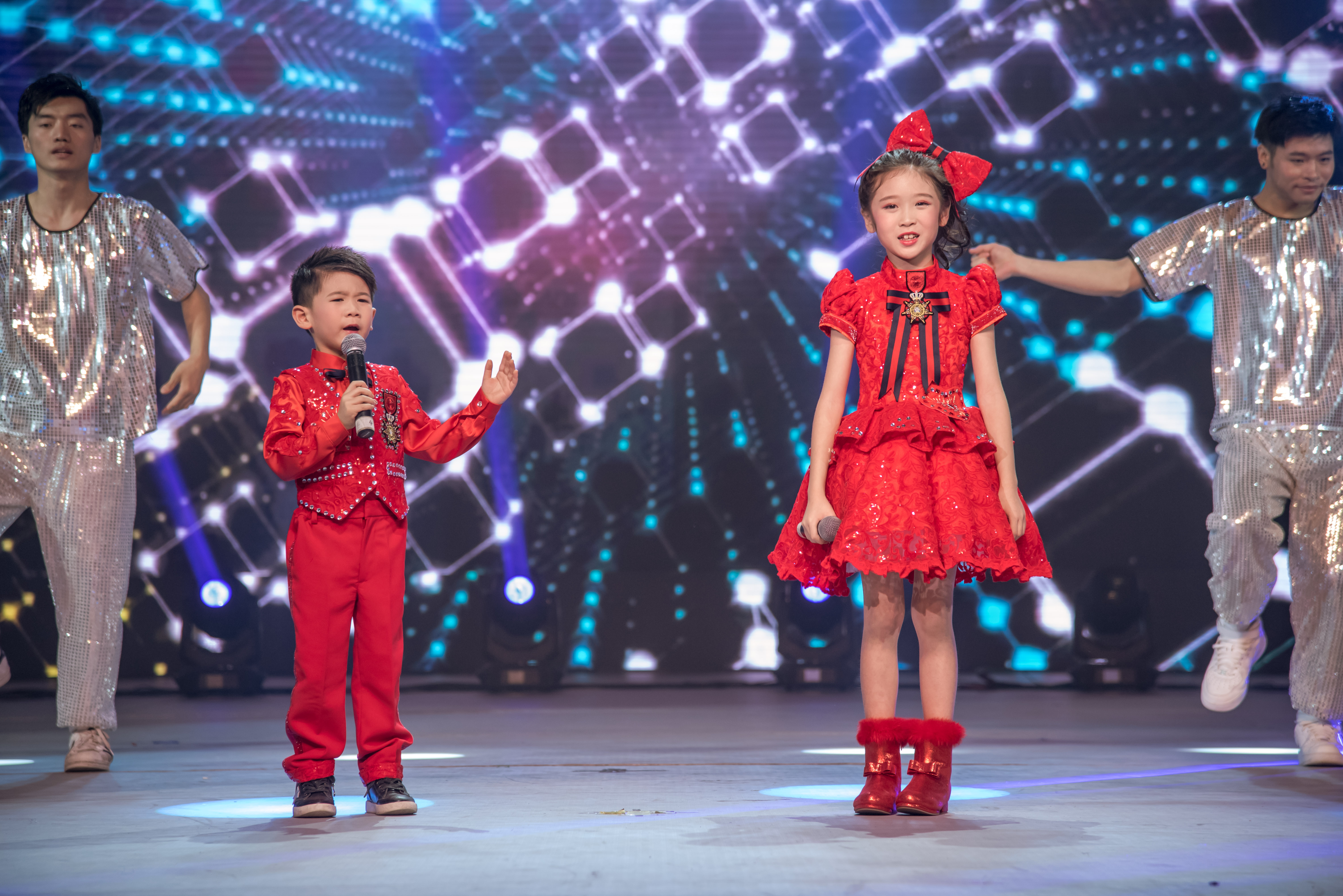  p>邓文怡,2009年11月14日出生于香港,童星,中国香港女歌手.