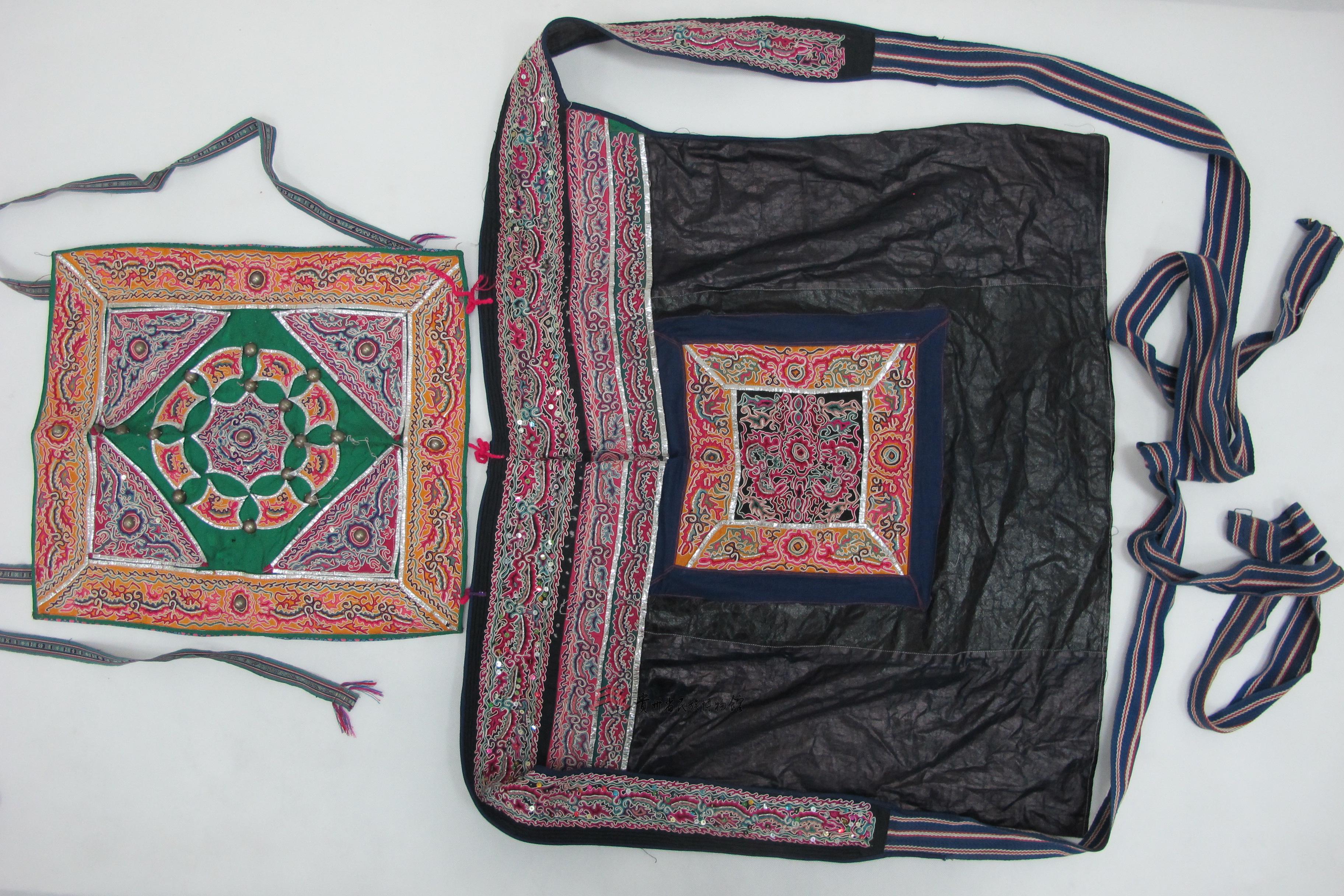 从江侗族缠绣龙抢宝纹背带