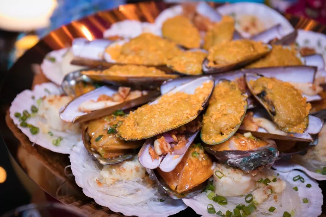  p>南海鲜鲍是三亚十大名菜之一,主要制作材料有新鲜鲍鱼,葱,姜等.