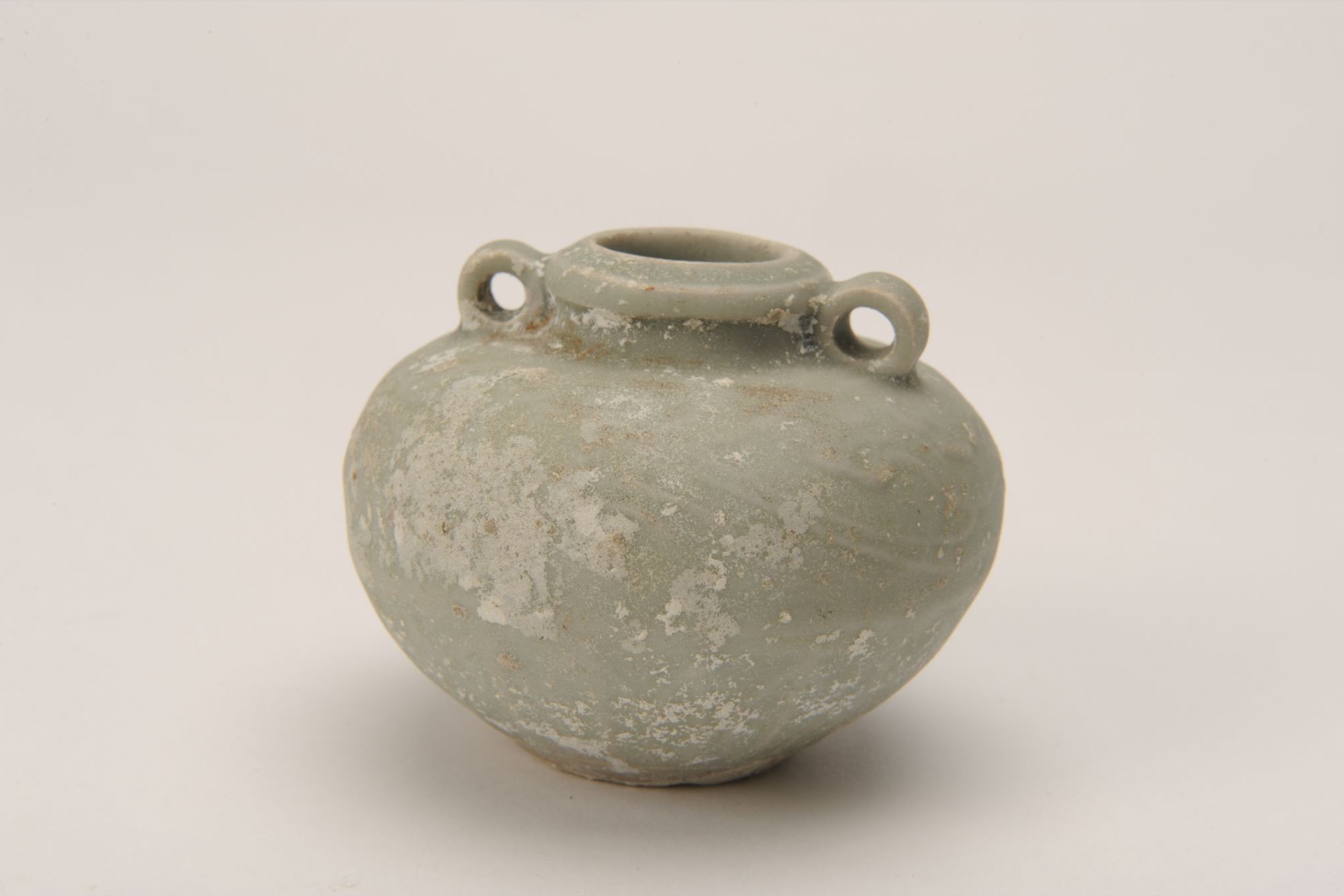 元代青釉印花双耳小口瓷罐