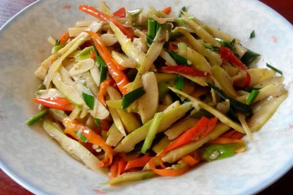 冬笋红椒炒蒜苗