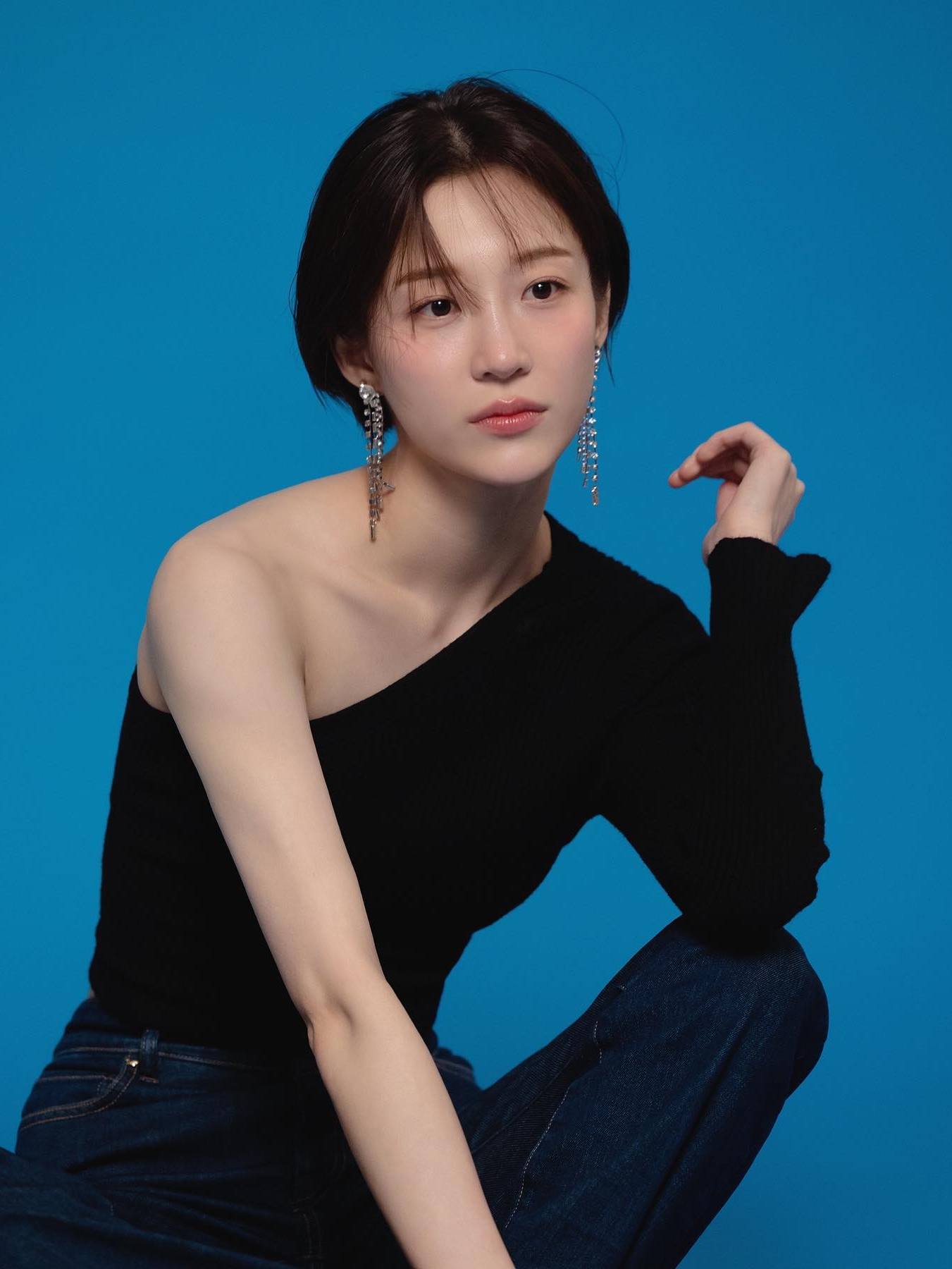 女,1996年7月17日出生于韩国,韩国演员,代表作品有《向你奔