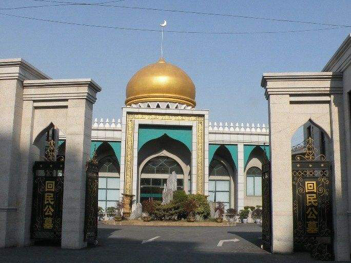  p>回民公墓地处上海市青浦区徐泾镇卫家角沪青平公路的北侧,占地95亩