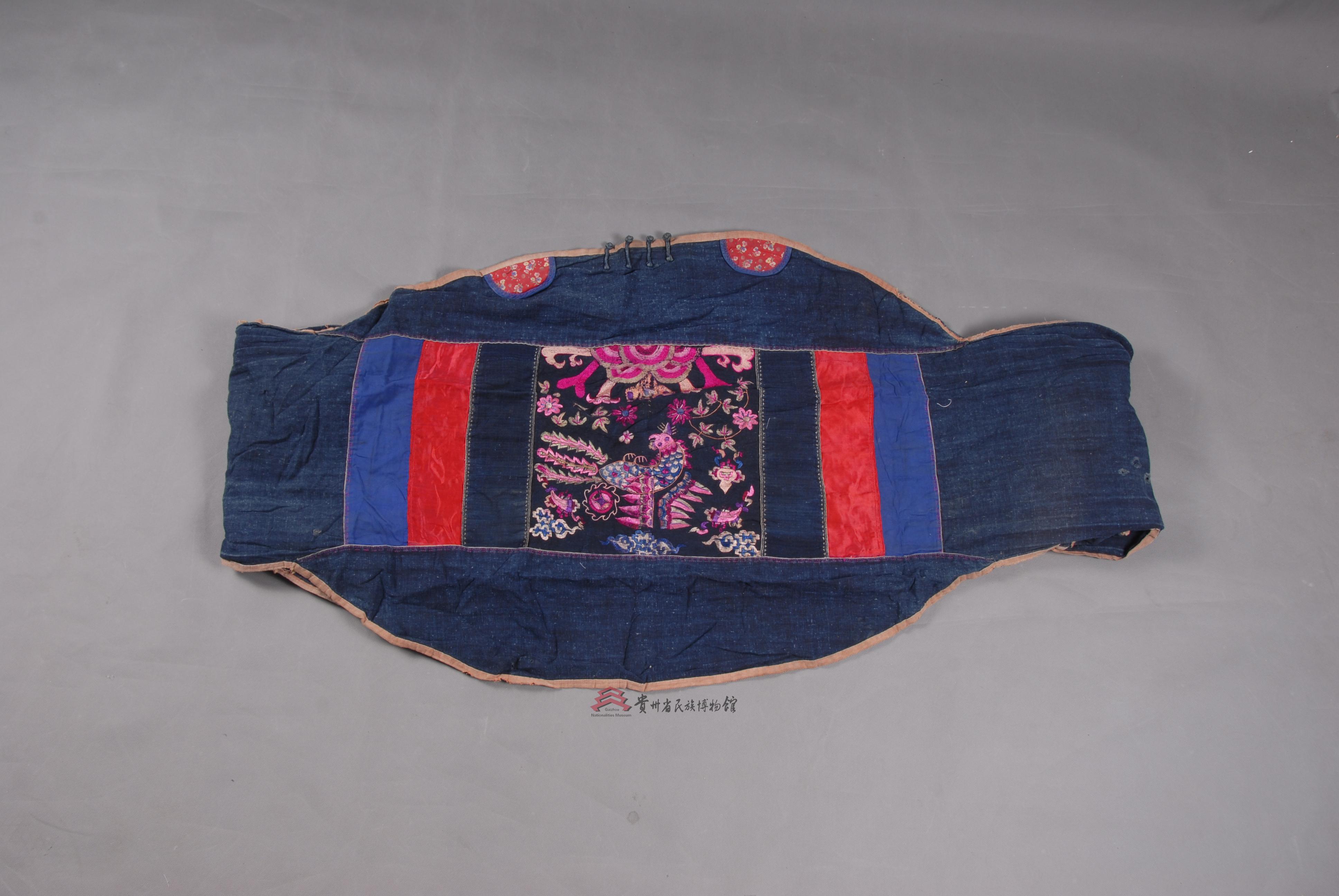 当代广西隆林壮族蓝布平绣凤纹背带