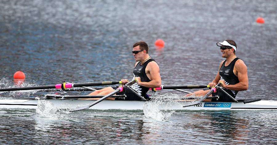  p data-id="gnbizclrxd">赛艇(rowing)是由一名或多名桨手坐在舟艇上