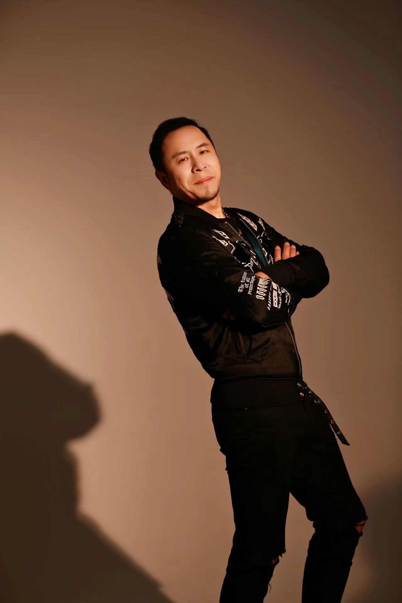  p data-id="gnwlzz2gr9">杨震,内地男歌手,辽宁抚顺人,出生于1983年2