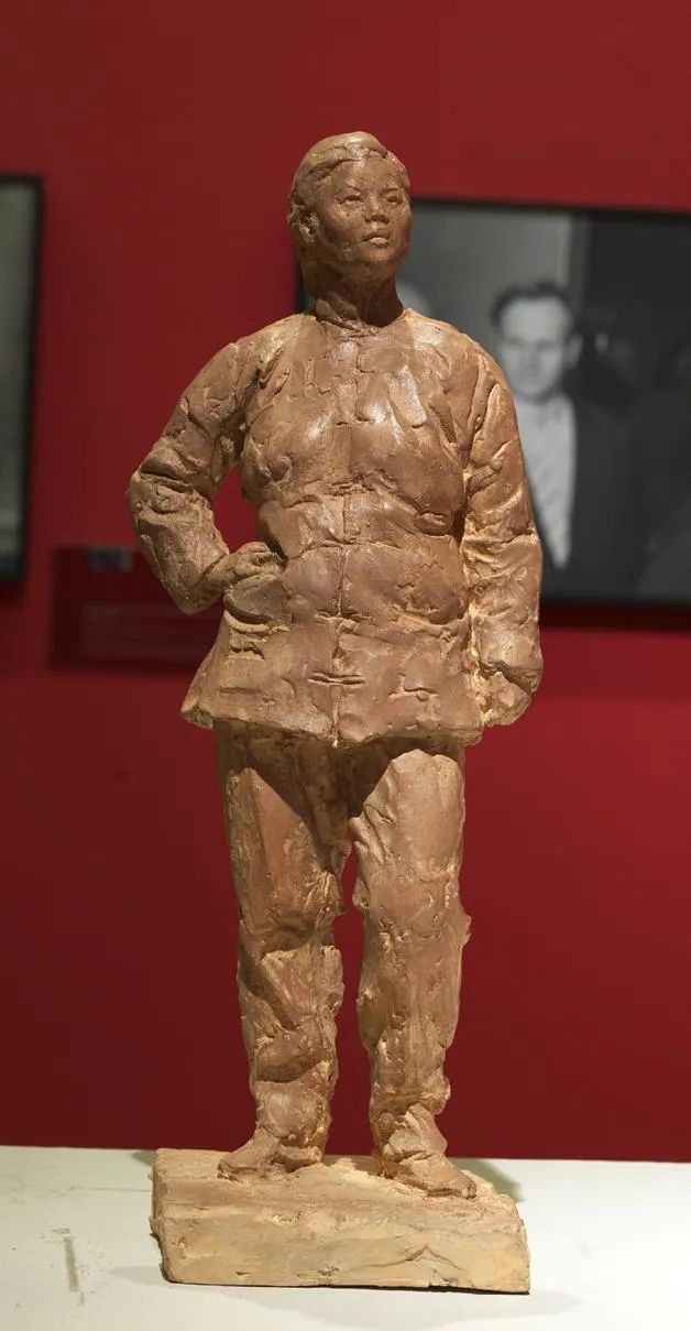 郭玲像》是谢尔盖·谢利哈诺夫(白俄罗斯)1956年创作的铸铜雕塑作品