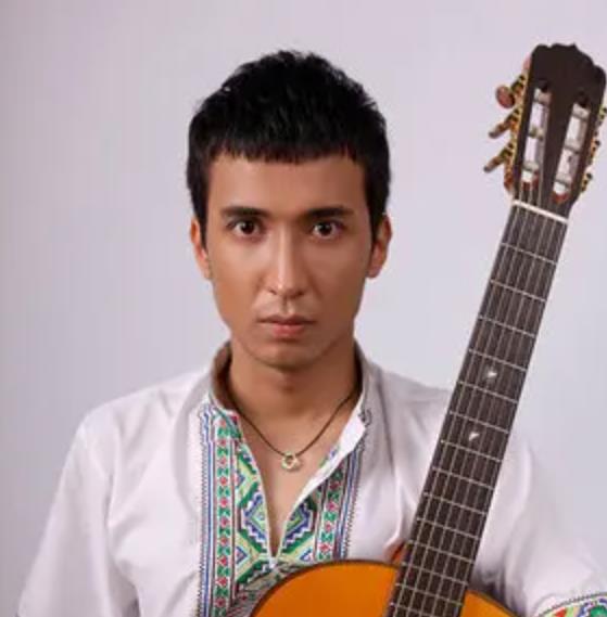  p data-id="gn3ok3to2g">《甜如蜜》是玉米提演唱的一首歌曲,收录在