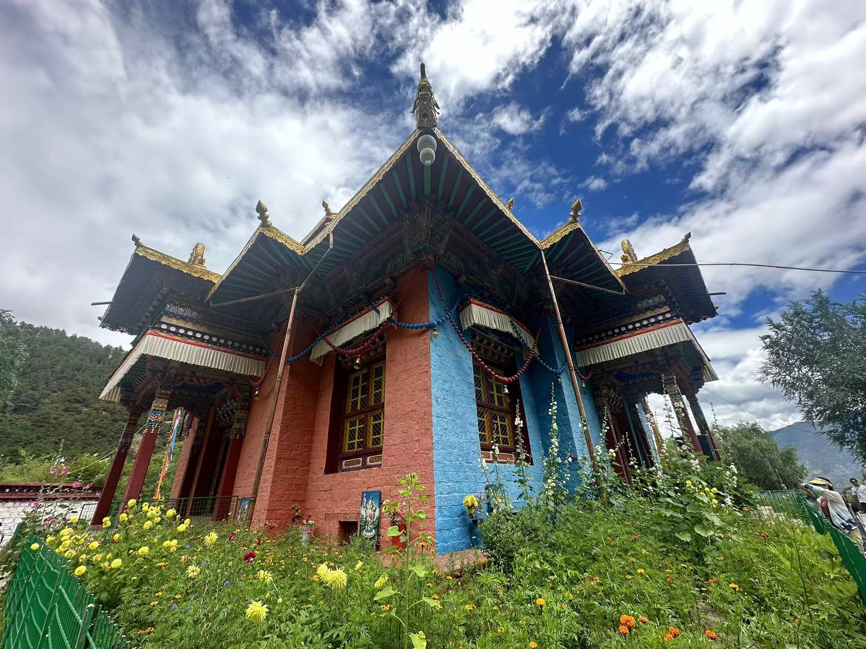 又名桑多白寺,藏语意为"铜色莲花山寺",位于西藏林芝县布久乡尼洋河下