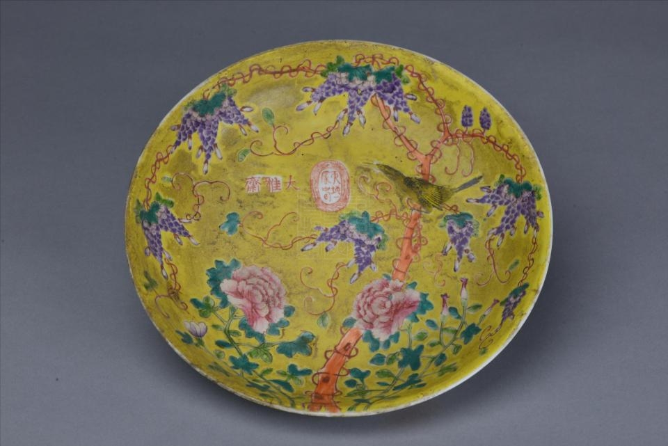  p>清永庆长春款黄地粉彩花鸟纹瓷盘是重庆中国三峡博物馆收藏的瓷器.