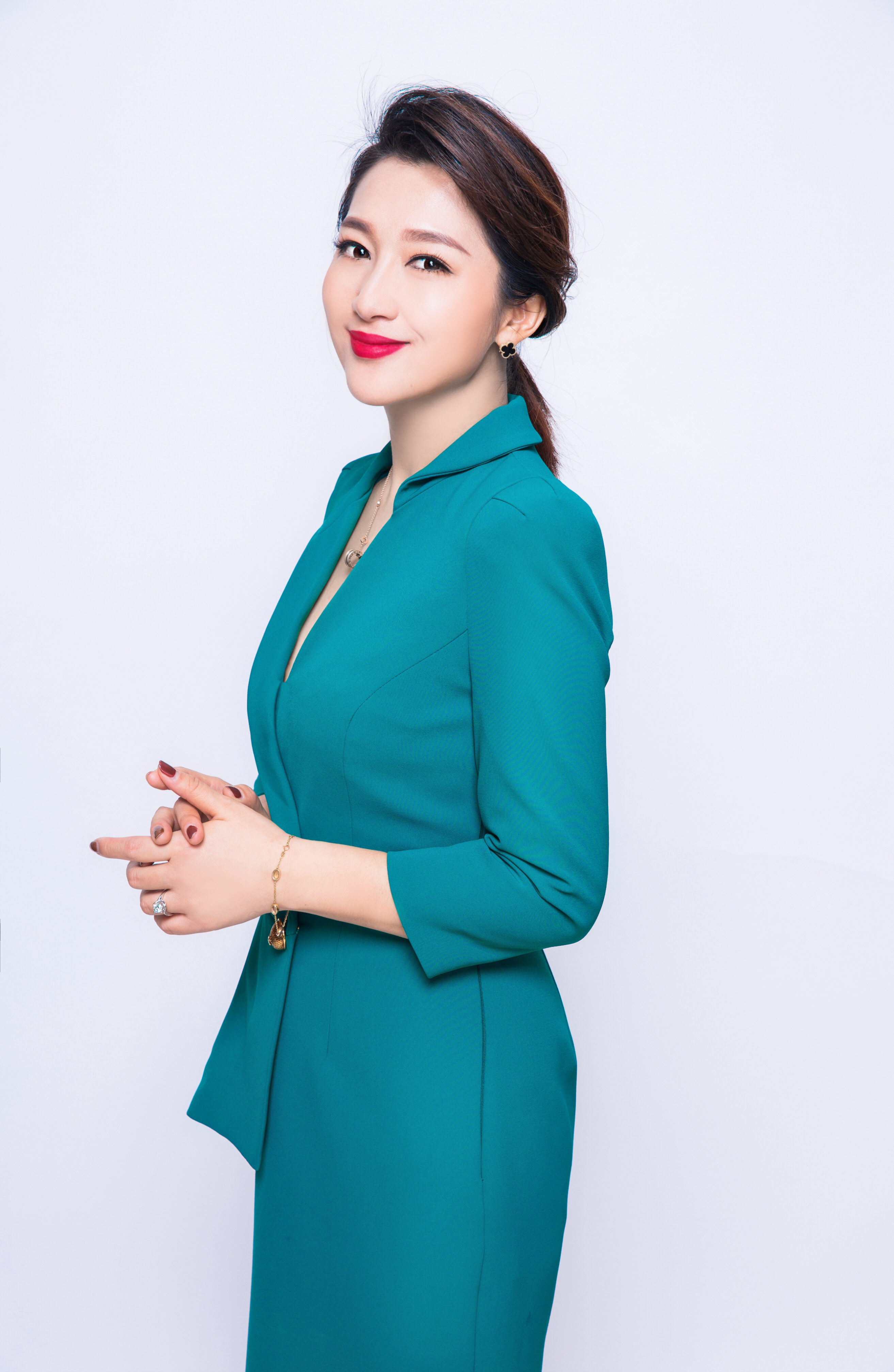 id="sv224cnvhhzp">雷璐,出生于山西省太原市,中国内地双语主持人