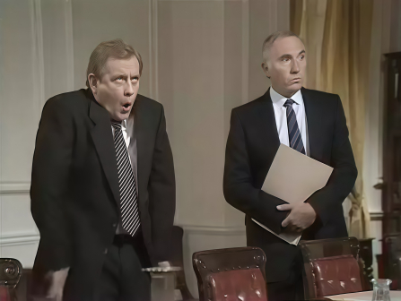 是，首相（英国1986年西德尼·洛特比与彼得·惠特莫尔联合执导的系列喜剧）_百度百科