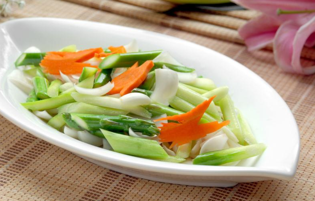 主料是百合,芦笋,配料是白果等,调料为植物油等,通过煸炒的做法而成